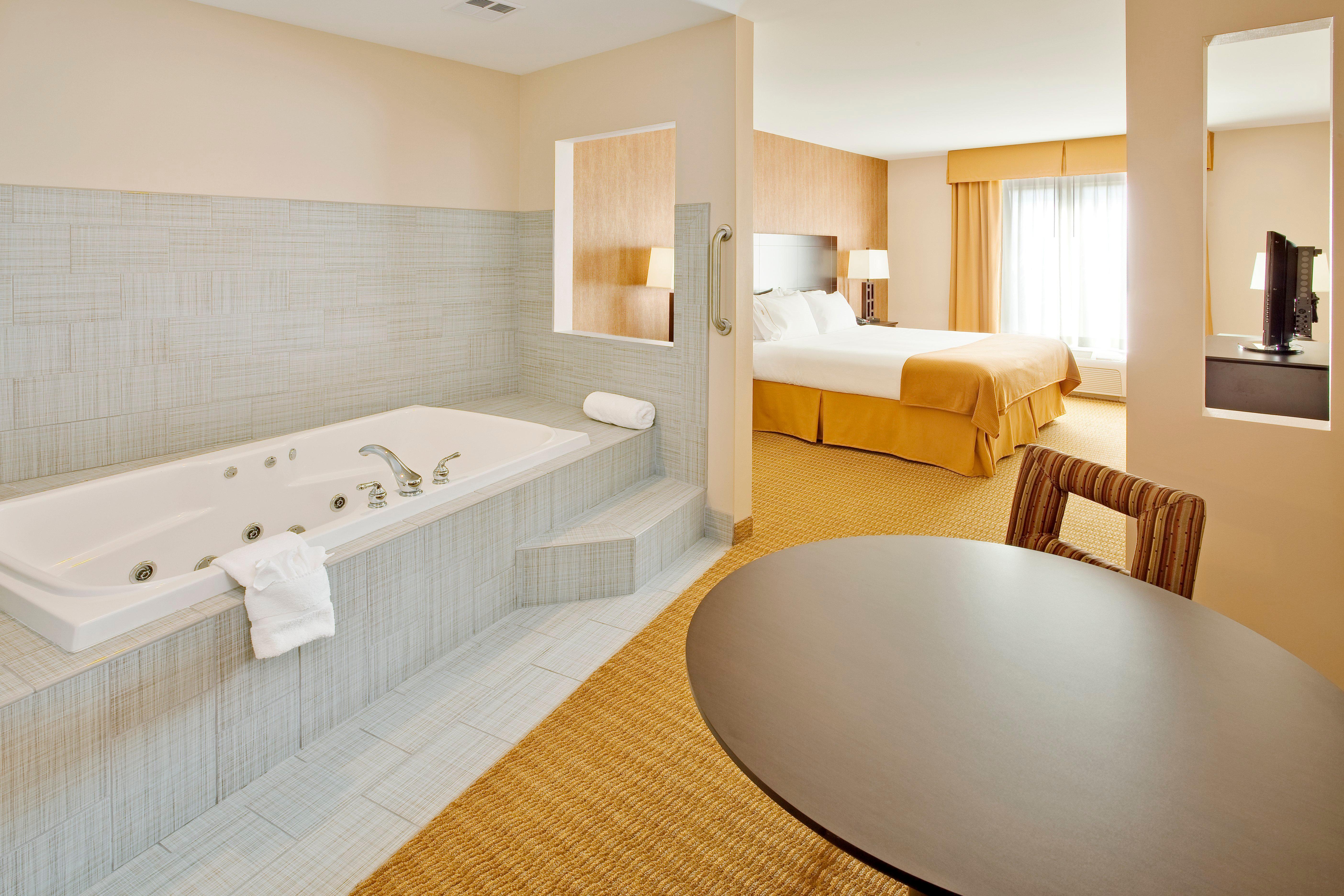 Holiday Inn Express Hotel & Suites Lebanon By Ihg Exterior photo